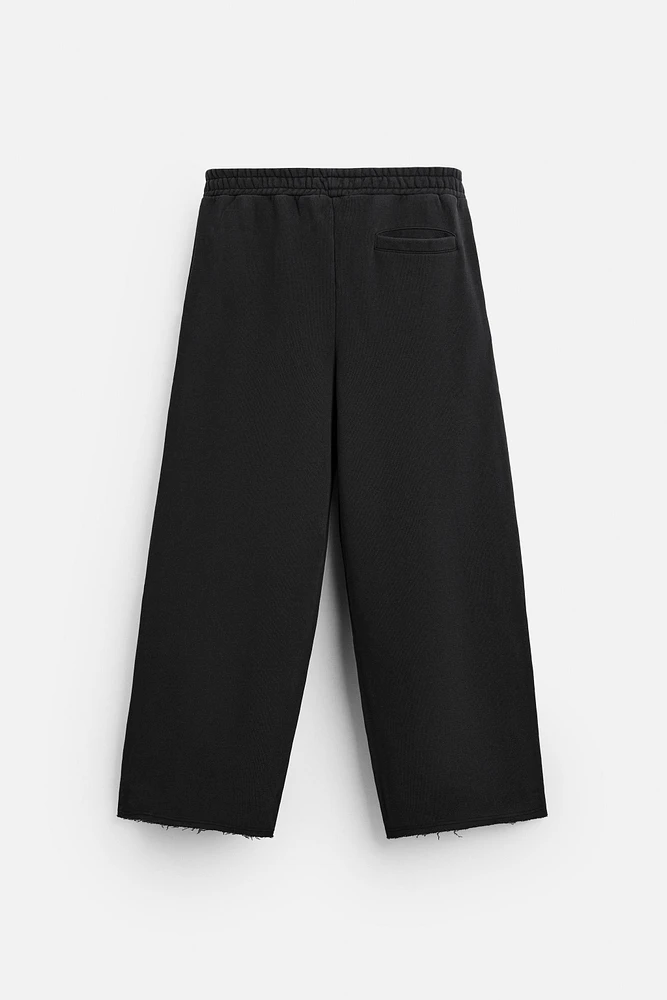 PANTALON DE JOGGING DÉLAVÉ À PLIS