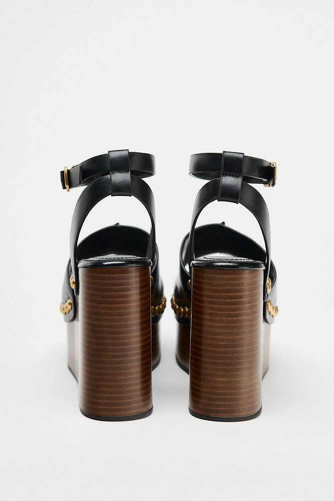 SANDALES COMPENSÉES EN CUIR À CLOUS