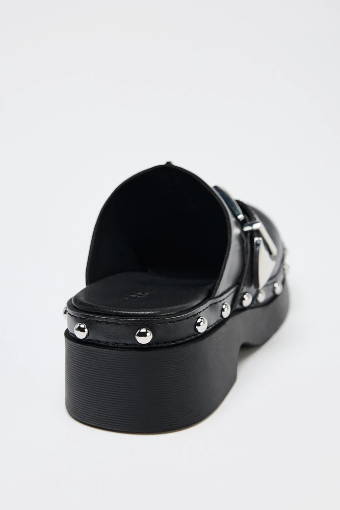 BUCKLE STUD CLOGS