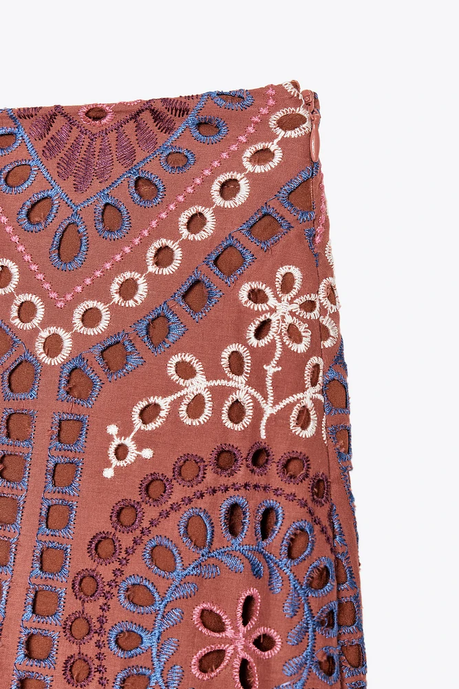 JUPE MI-LONGUE AVEC BRODERIE AJOURÉE