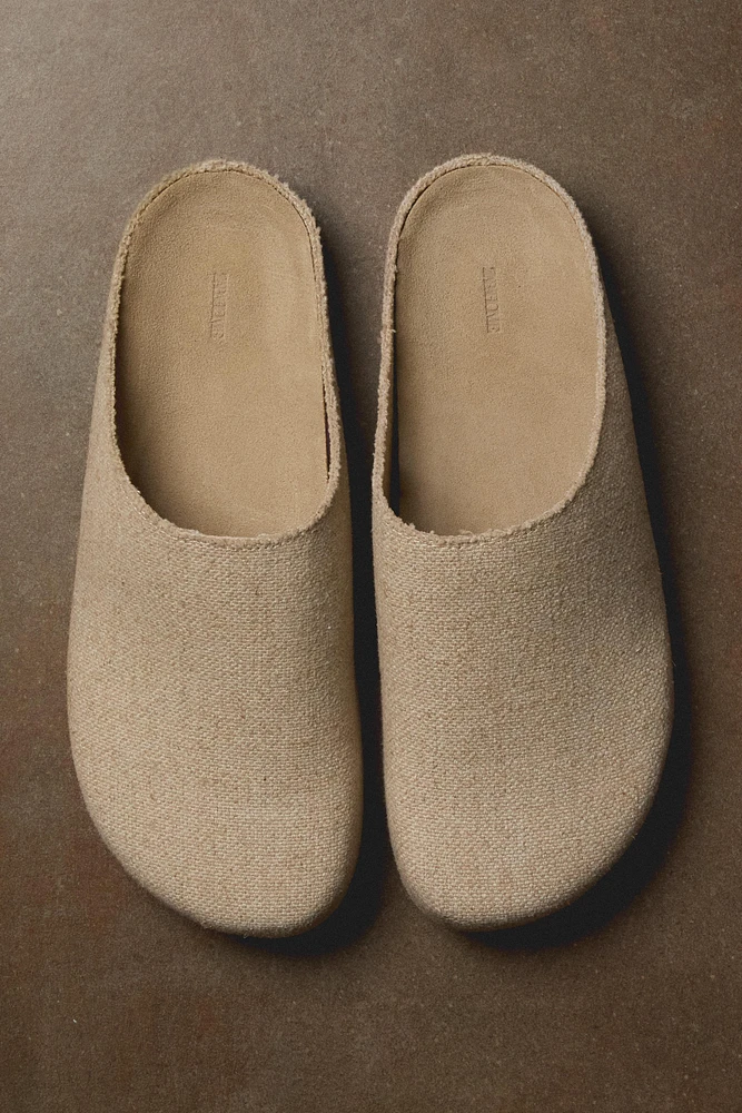 MINIMALIST LINEN CLOGS