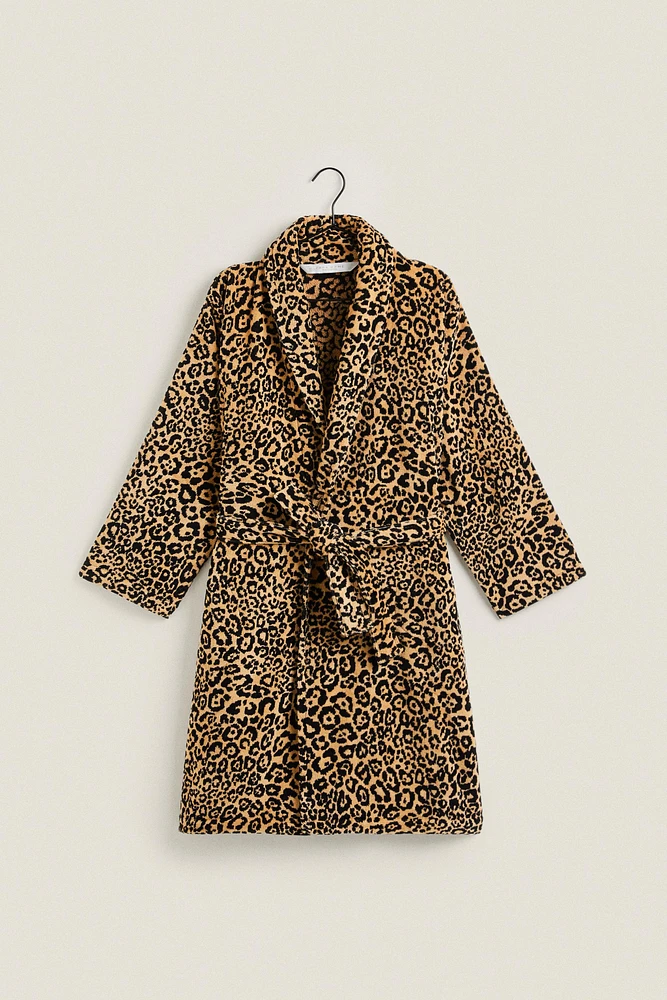 (400 GXM²) LEOPARD JACQUARD BATHROBE