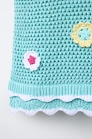 TOP EN MAILLE À FLEURS AU CROCHET