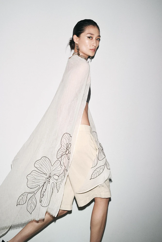 FOULARD EN COTON BRODÉ DE FLEURS