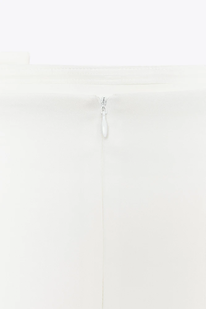 ROBE COURTE NŒUD DÉCOR DORÉ