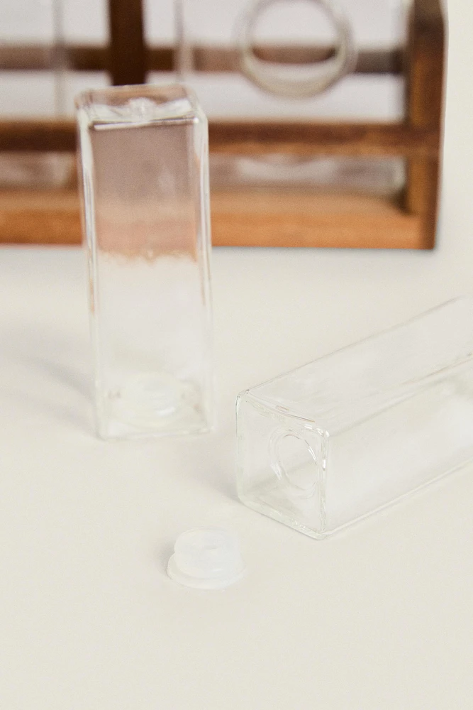 BOROSILICATE GLASS AND WOOD CRUET SET