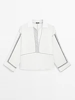 Loose-fitting blouse with contrast details