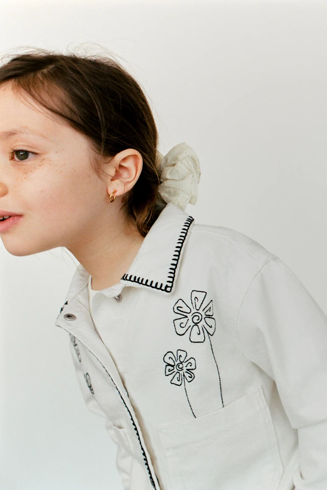 VESTE EN DENIM FLEURS BRODÉES