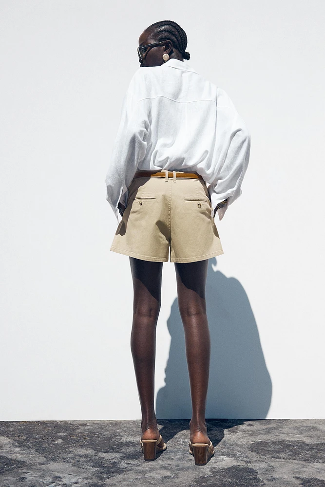 BERMUDA À PINCES AVEC CEINTURE