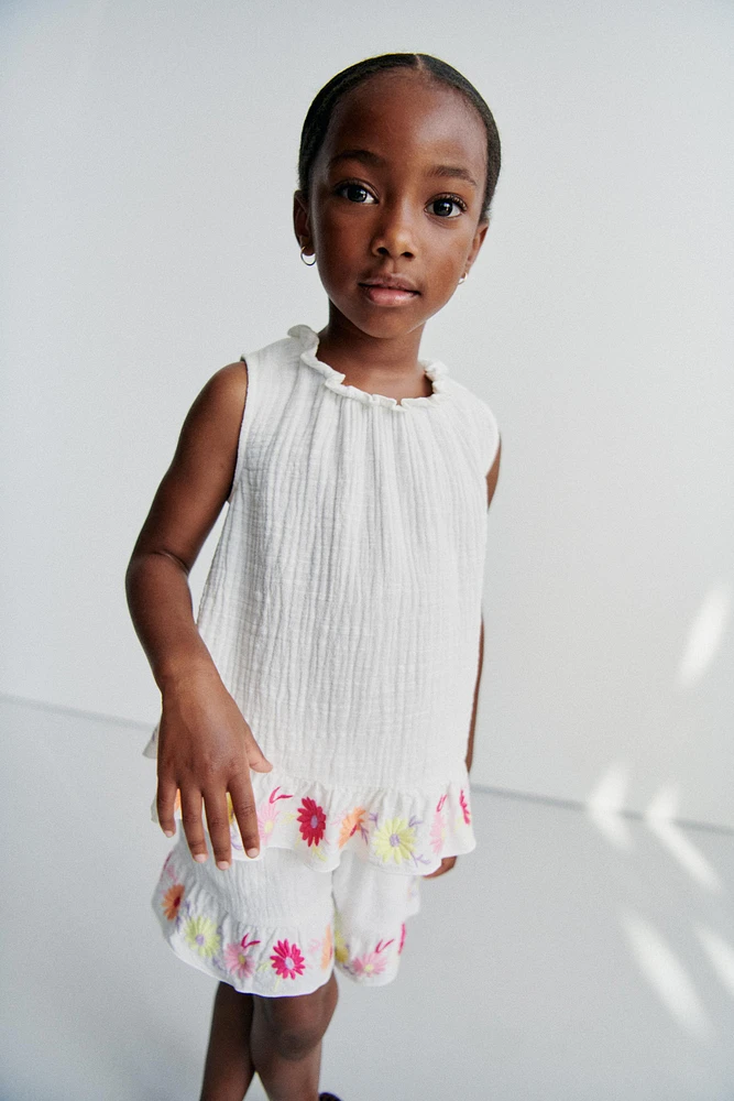 EMBROIDERED FLORAL SHORTS