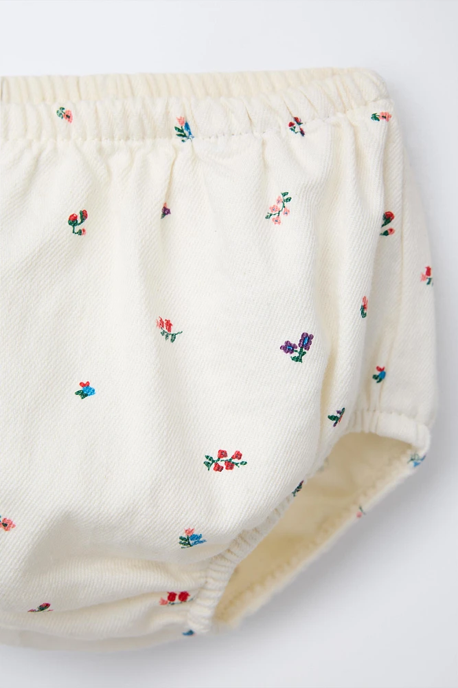 ROBE-SALOPETTE ET CULOTTE EN SERGÉ À FLEURS