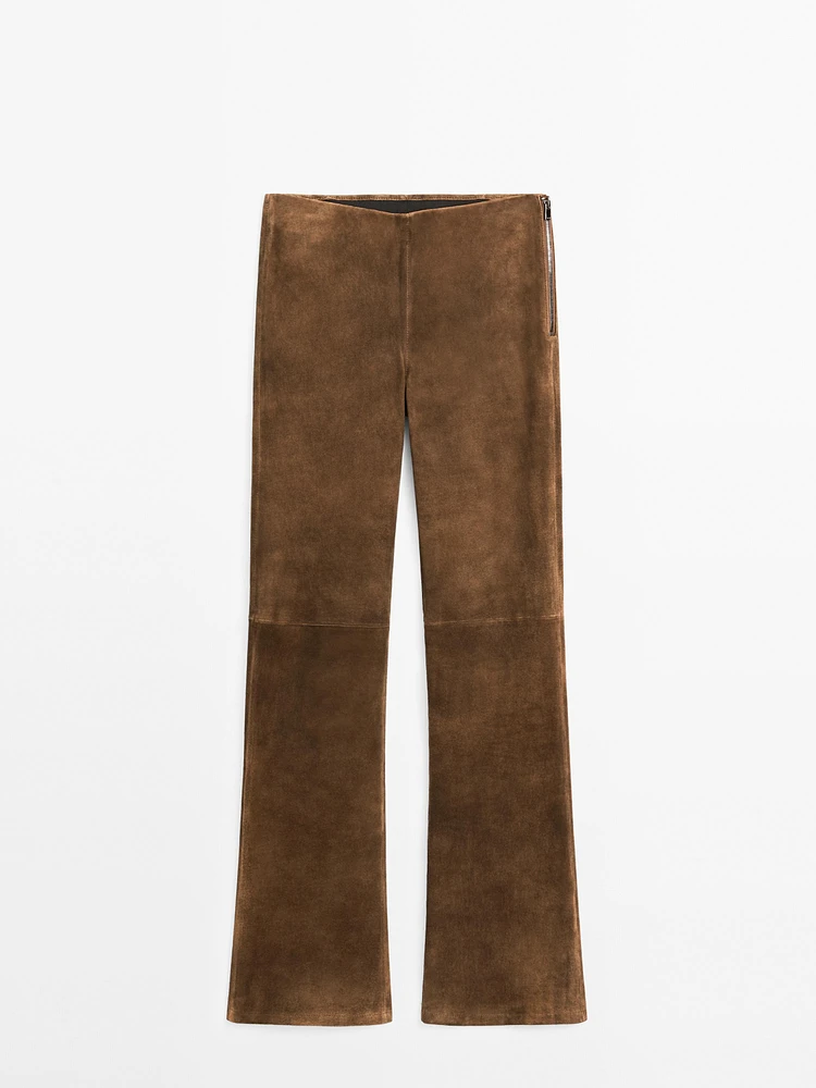 Pantalon flare en cuir finition daim