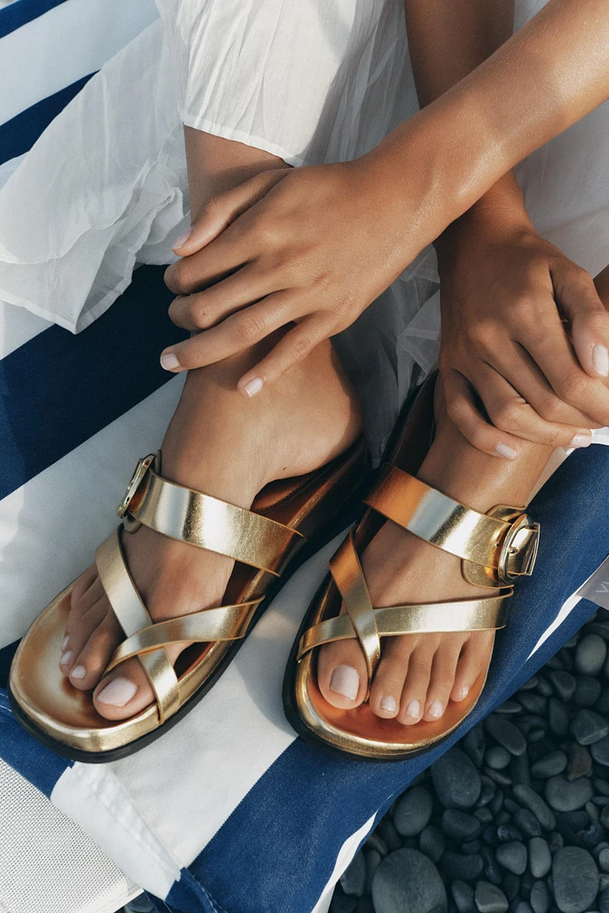 METALLIC EFFECT CROSSED STRAP SANDALS