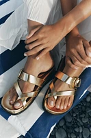 METALLIC EFFECT CROSSED STRAP SANDALS