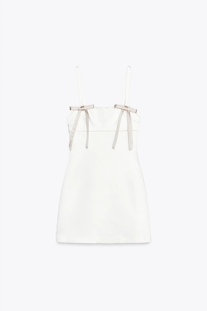 ROBE COURTE SATINÉE LACETS