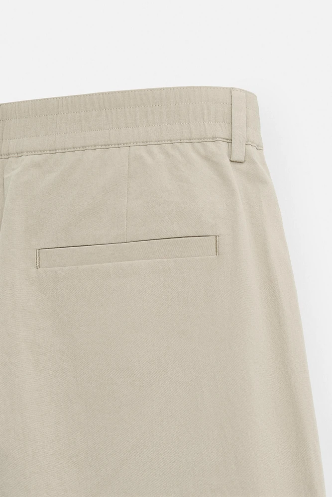 PANTALON CHINO À PLIS