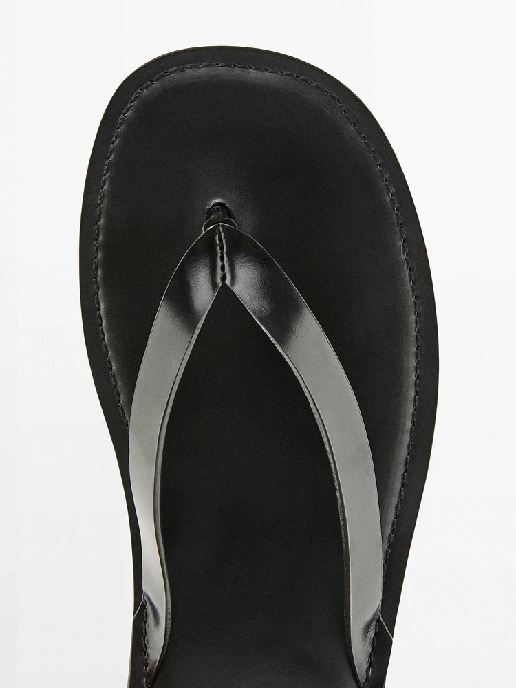Leather sandals with toe divider