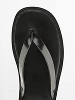 Leather sandals with toe divider