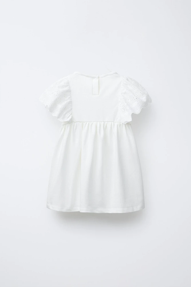 ROBE EN MATIÈRES VARIÉES À VOLANTS
