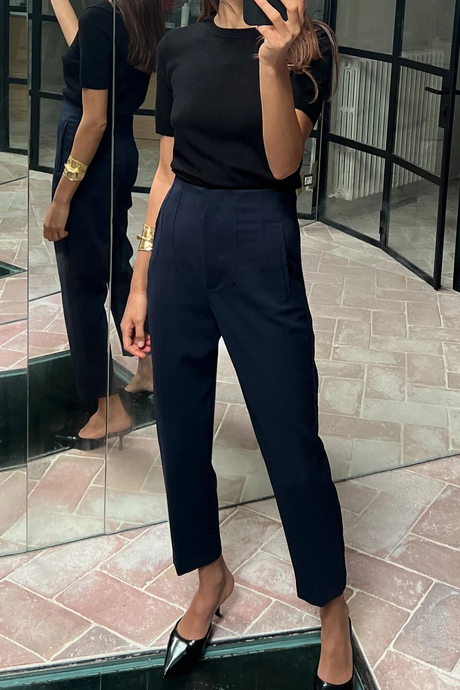 PANTS WITH A HIGH WAIST