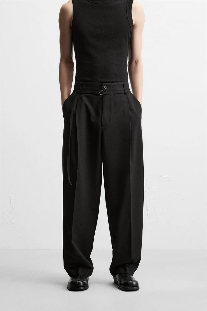 PANTALON À PLIS AVEC CEINTURE