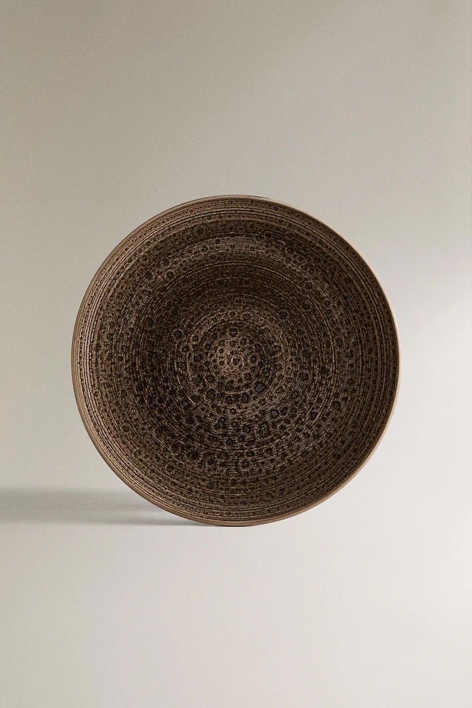 DINNER PLATE WITH RAISED DESIGN