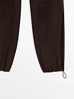 Pantalon parachute en cuir et daim