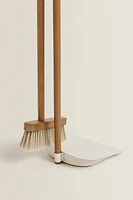 WOODEN DUSTPAN AND BRUSH SET