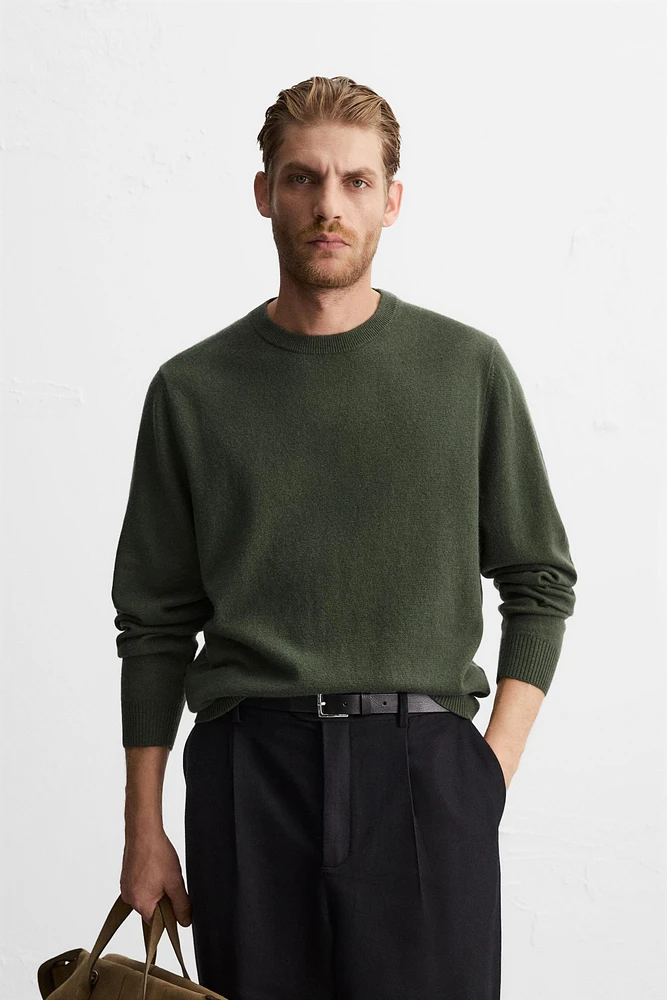 Regular fit wool thread sweater. Round neck and long sleeves. Rib trim.