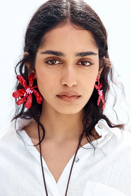 BOUCLES D'OREILLES FLEUR EN MATIÈRES VARIÉES FANTAISIE