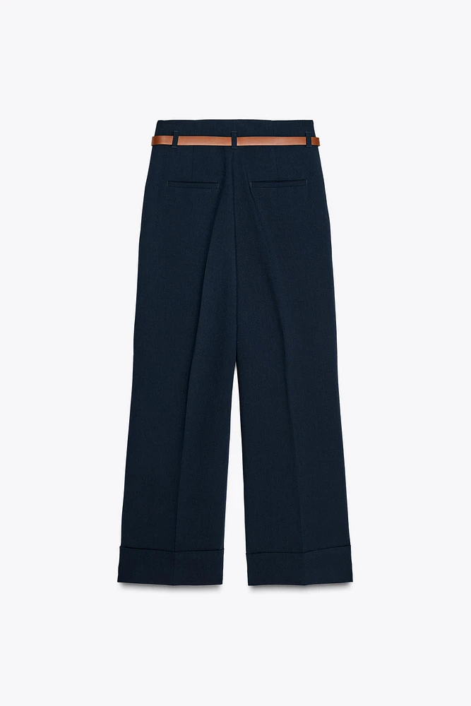 PANTALON À REVERS ET CEINTURE