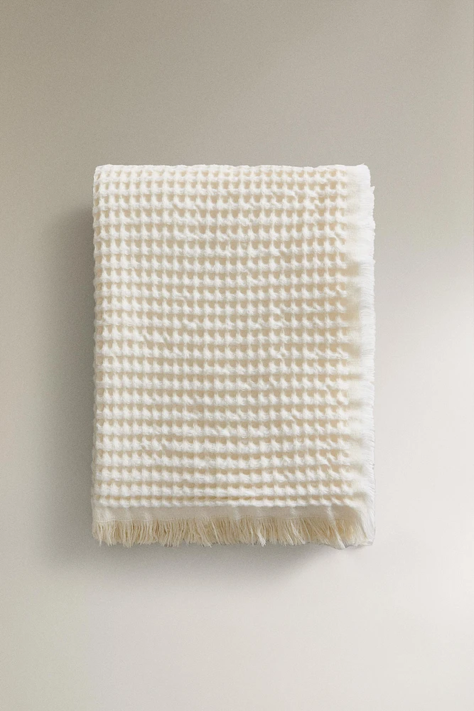 WAFFLE-EFFECT BLANKET