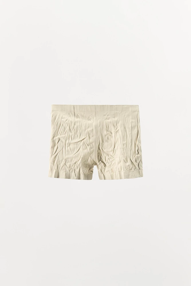 SHORT EN CUIR 100 % À EFFET PLISSÉ