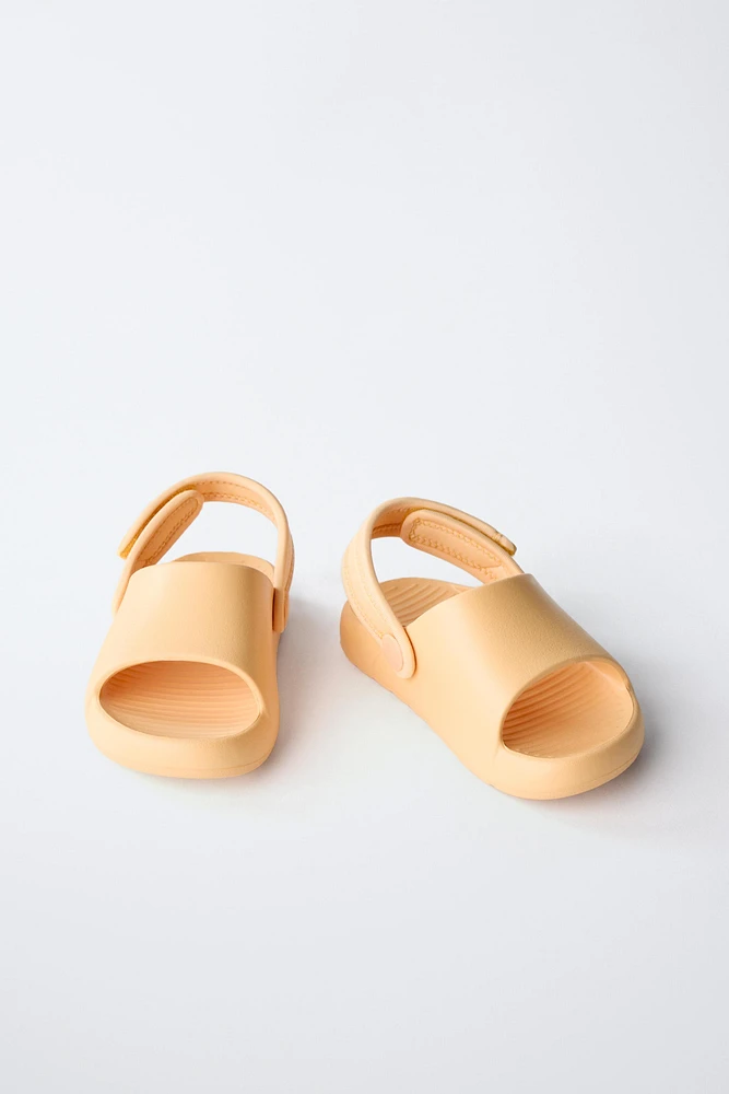 CLAQUETTES CAOUTCHOUTÉES