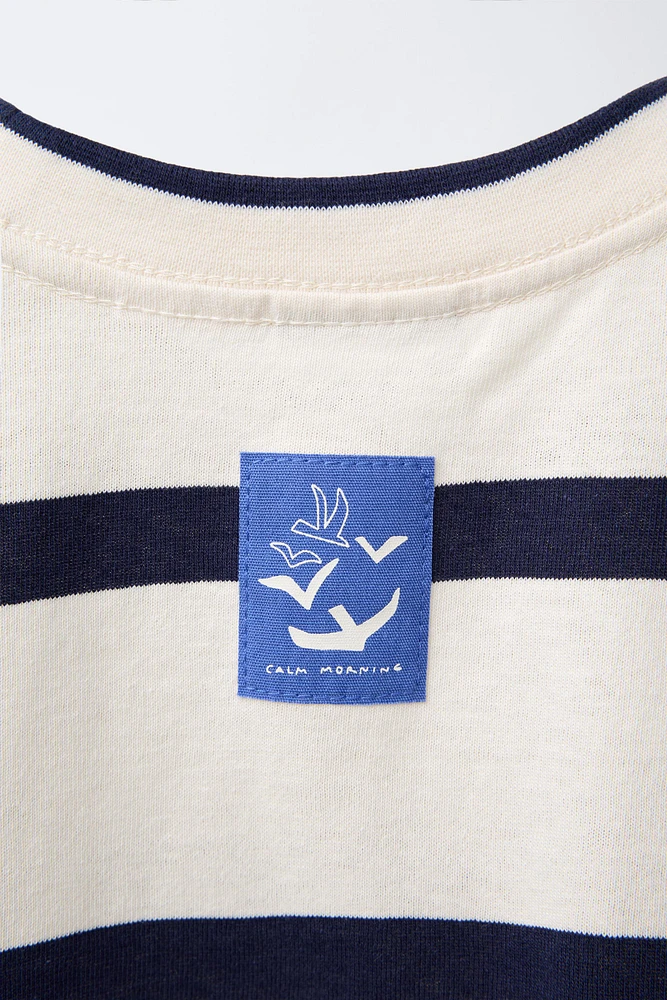 T-SHIRT À RAYURES ET ÉTIQUETTE