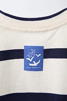 T-SHIRT À RAYURES ET ÉTIQUETTE