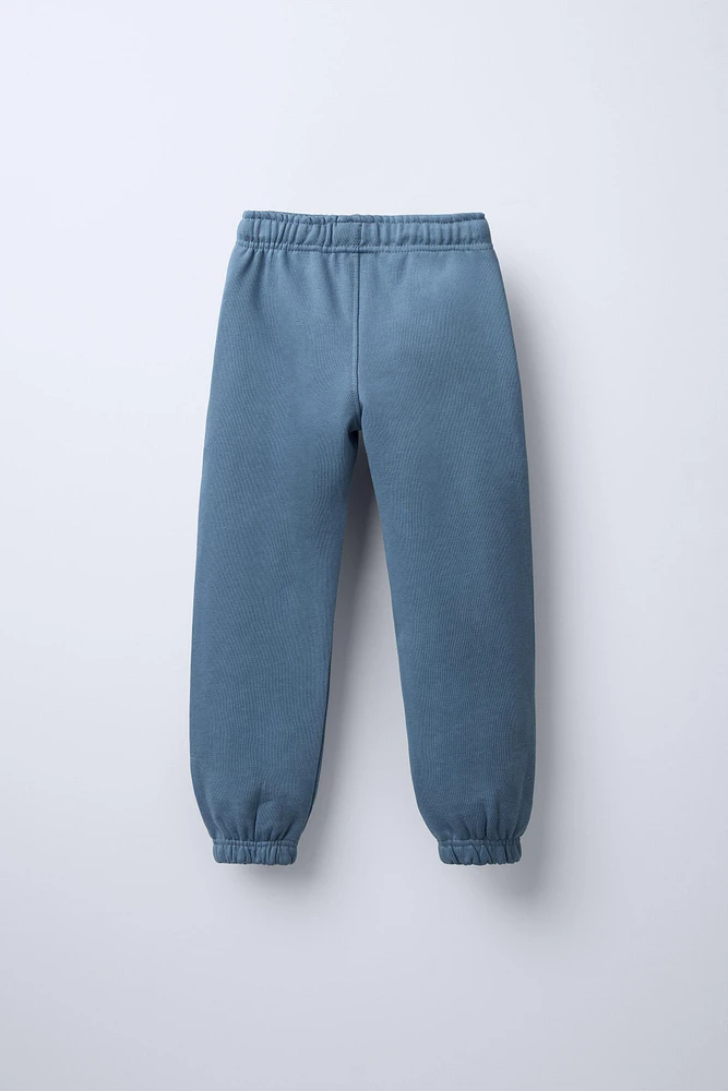 PANTALON DE JOGGING AVEC INSCRIPTION BRODÉE