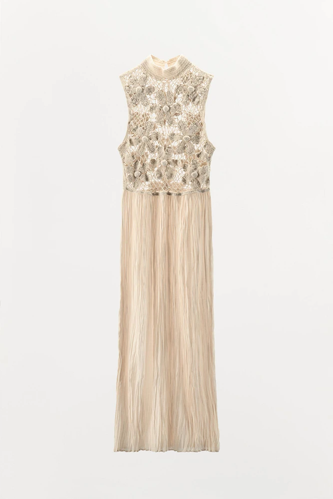 ROBE EN MATIÈRES VARIÉES BRODERIES FLEURS