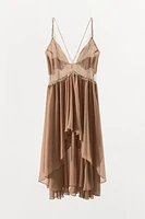 ROBE ASYMÉTRIQUE À VOLANTS ET DENTELLE
