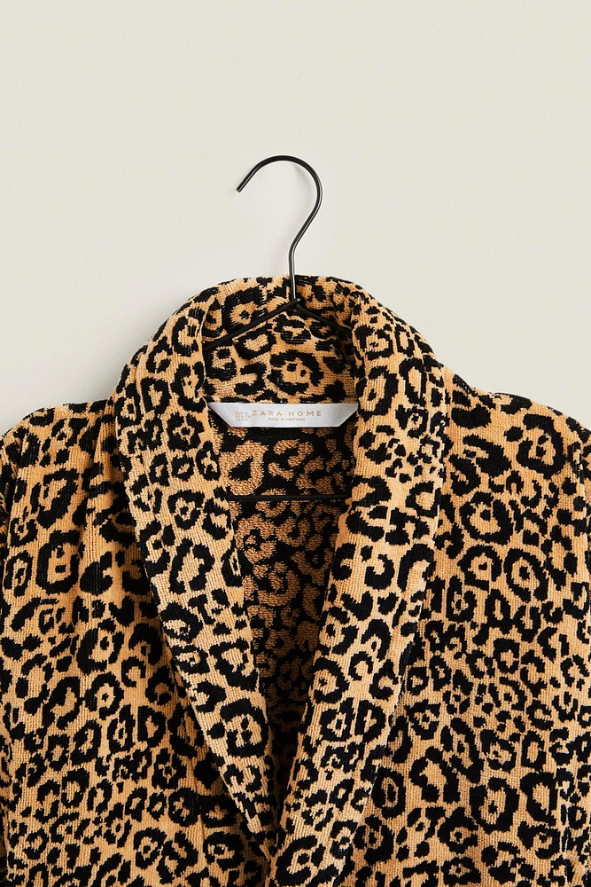 (400 GXM²) LEOPARD JACQUARD BATHROBE