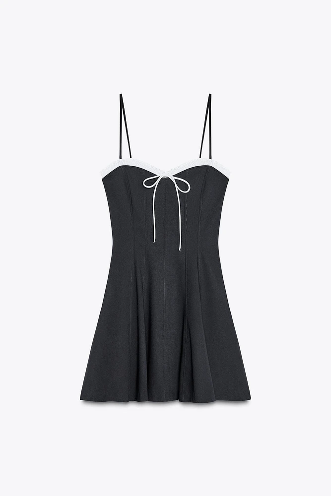 ROBE À BRETELLES VOLANTS AVEC LACET