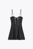 ROBE À BRETELLES VOLANTS AVEC LACET