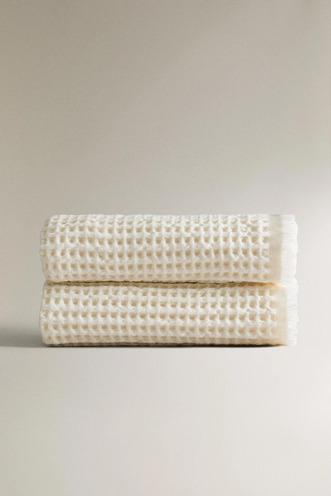 WAFFLE-EFFECT BLANKET