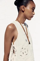 TOP BRODÉ AVEC LACETS