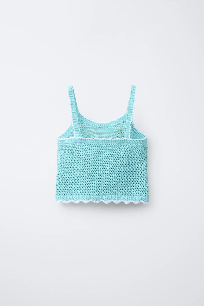 TOP EN MAILLE À FLEURS AU CROCHET