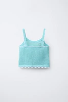 TOP EN MAILLE À FLEURS AU CROCHET