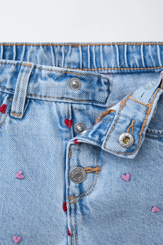 BERMUDA EN DENIM CŒURS BRODÉS