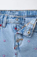 BERMUDA EN DENIM CŒURS BRODÉS