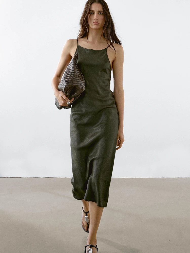 Robe encolure américaine satinée