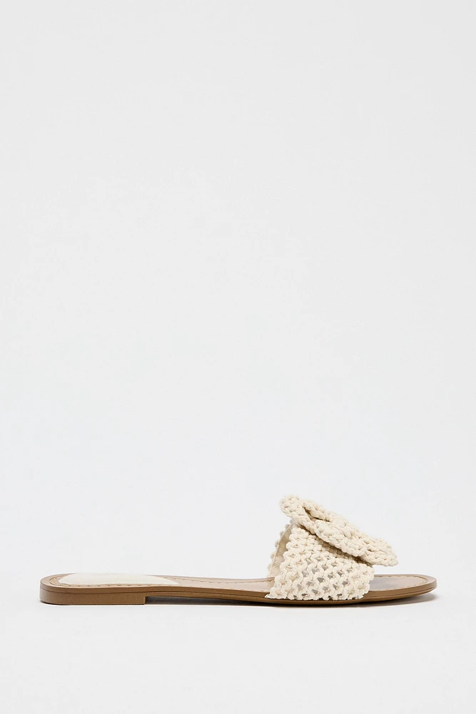 CROCHET BOW FLAT SANDALS
